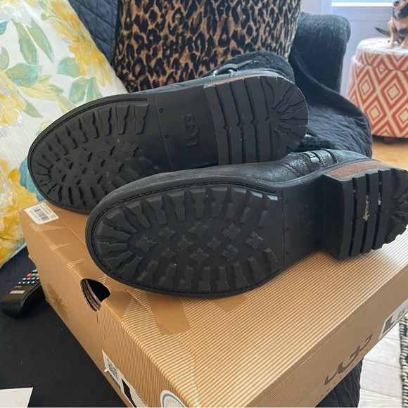 UGG Womens Short Boot Size 8.5 Blayre II Black Fur Wood Heel Buckle - Picture 10 of 14